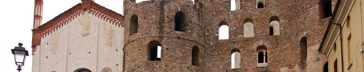 La romana Porta Savoia, accanto alla Cattedrale medioevale di Susa