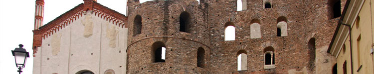 La romana Porta Savoia accanto alla Cattedrale medioevale di Susa La romana Porta Savoia, accanto alla Cattedrale medioevale di Susa