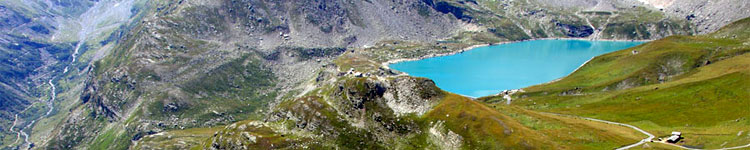 Vista del lago Serrù dal Colle del Nivolet nel Parco Nazionale Gran Paradiso