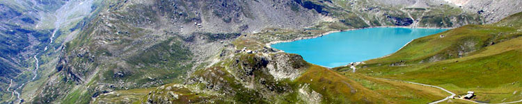 Vista del lago Serrù dal Colle del Nivolet nel Parco Nazionale Gran Paradiso Vista del lago Serrù dal Colle del Nivolet nel Parco Nazionale Gran Paradiso