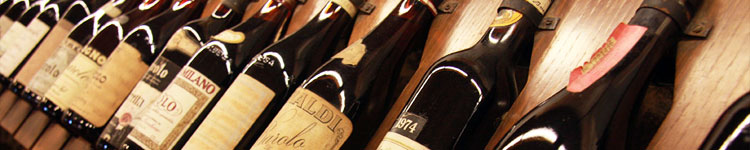 Bottiglie di annate storiche di Barolo presso l'omonima Enoteca Regionale Bottiglie di annate storiche di Barolo presso l'omonima Enoteca Regionale